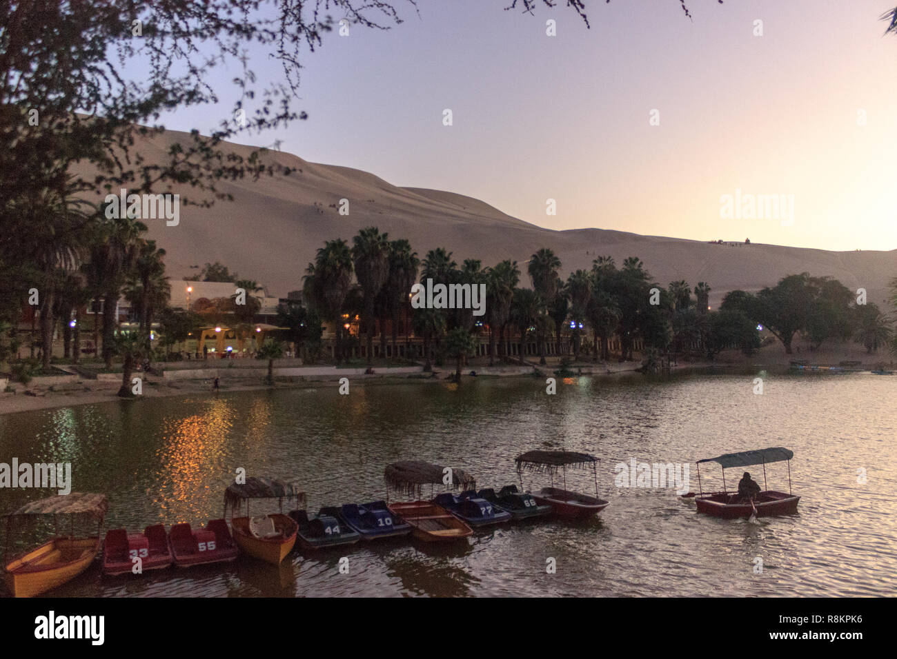 Tramonto a huacachina oasi nel deserto in Perù Foto Stock