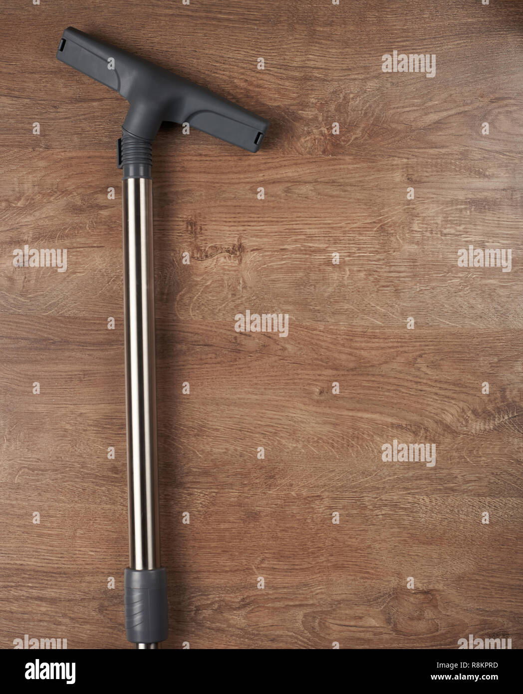 Pulizia pavimento in legno del tema. Aspirapolvere prendere l'acqua fuoriuscita dalla superficie in legno Foto Stock