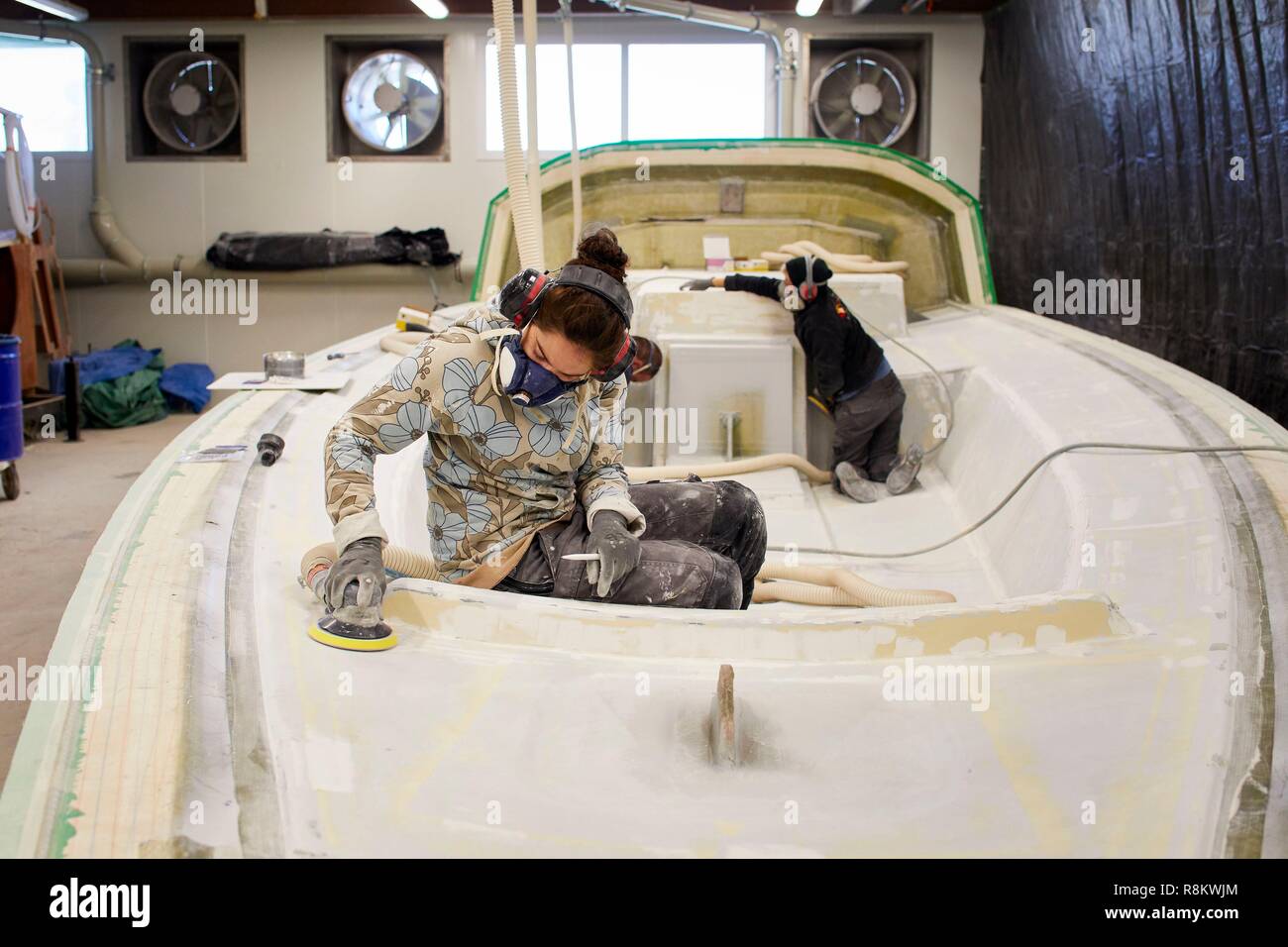 Francia, Finisterre, Trégunc, cantiere Marée haute, preparazione di una coperta di una barca a vela nel suo stampo Foto Stock