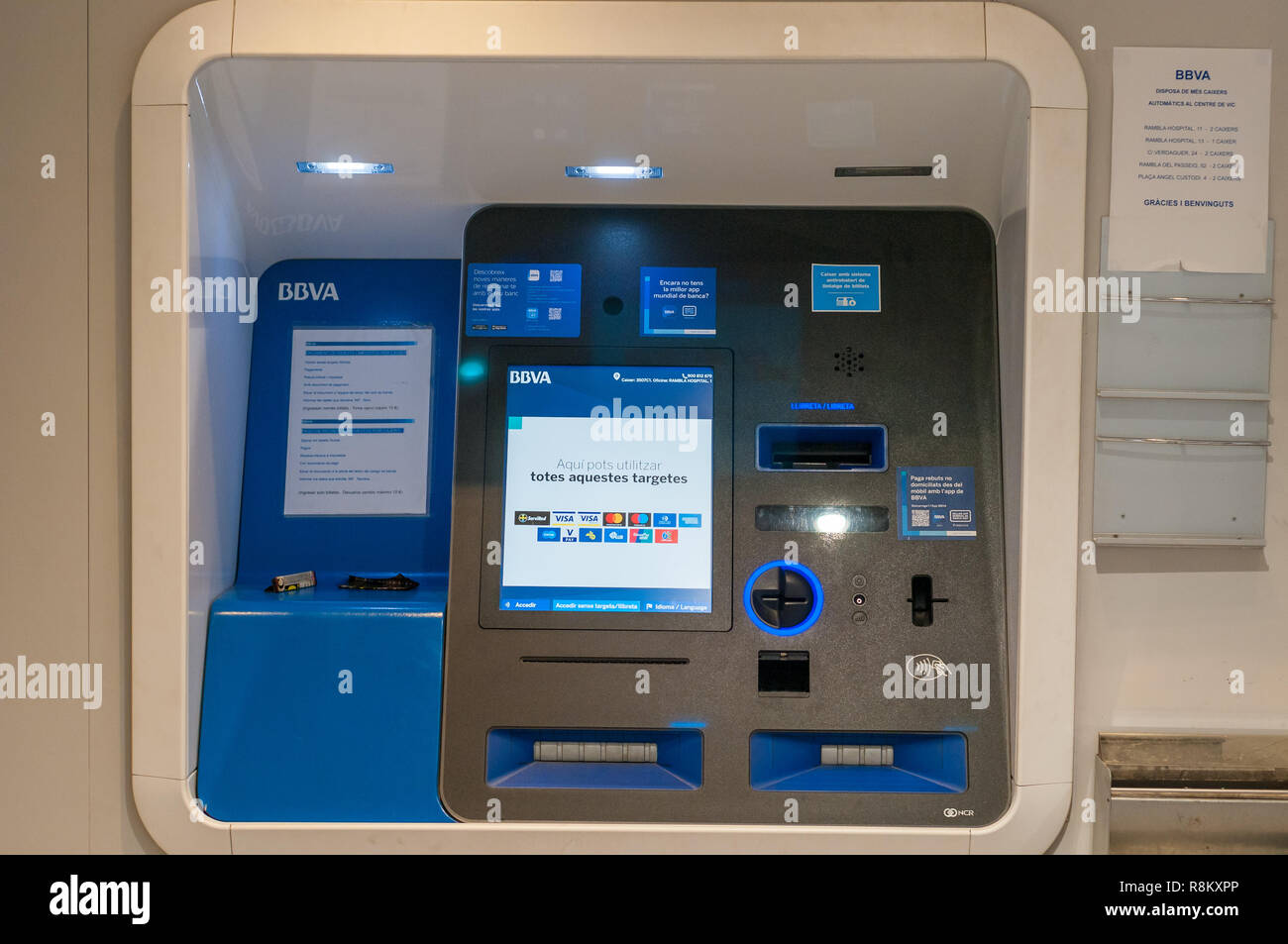 BBVA, bancomat, ATM. Il Banco Bilbao Vizcaya Argentaria, Vic, Barcellona, in Catalogna, Spagna Foto Stock