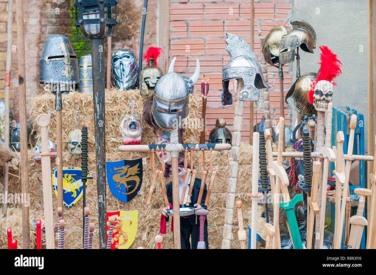 Spade e caschi in legno per bambini, annuale festa medievale nella città di Vic, 2018, Vic, Catalogna, Spagna Foto Stock