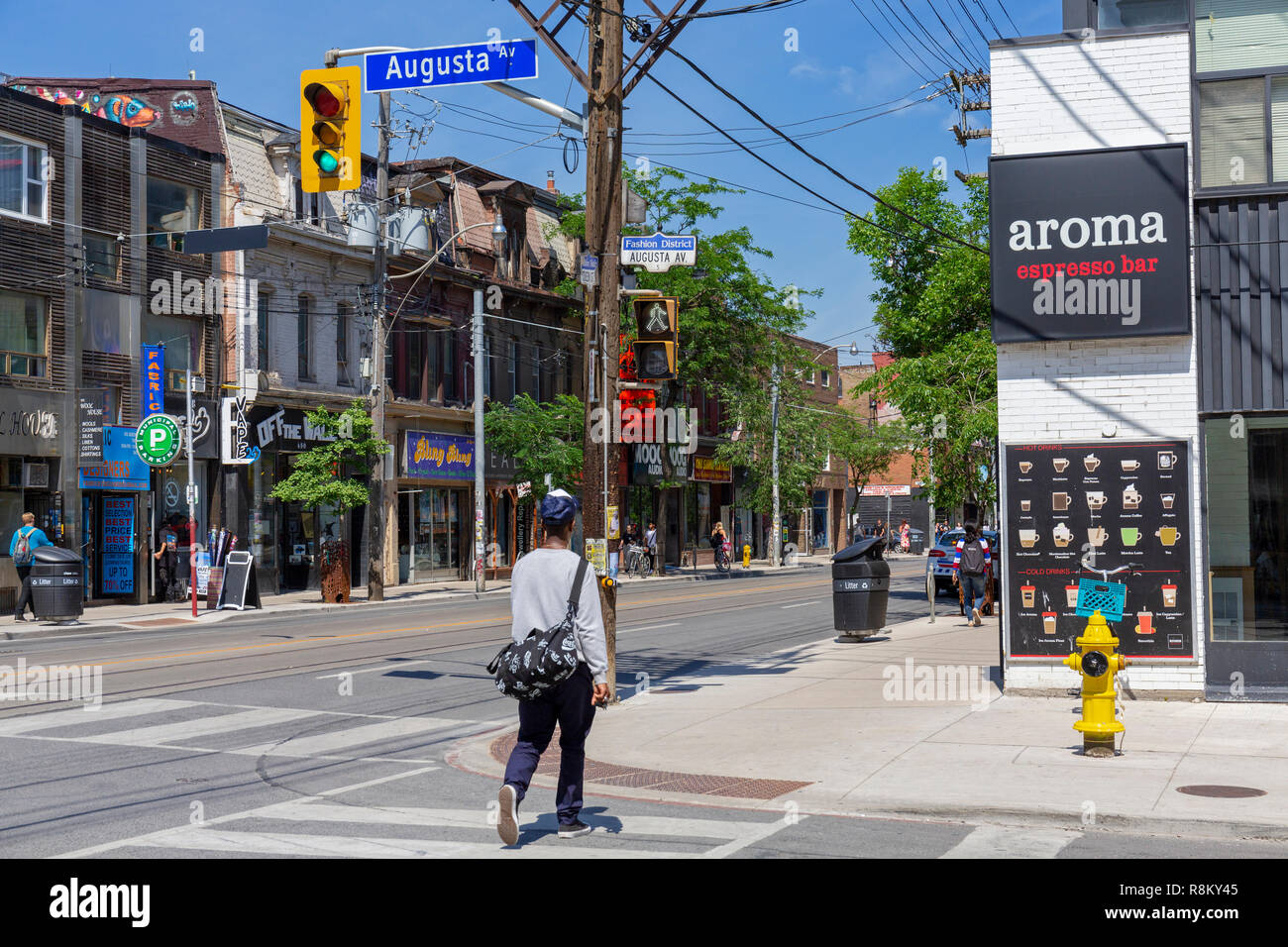 Canada, Provincia di Ontario, città di Toronto, Queen Street West, nuovo quartiere alla moda, incrocio con Via Augusta, Aroma espresso bar e zona pedonale Foto Stock