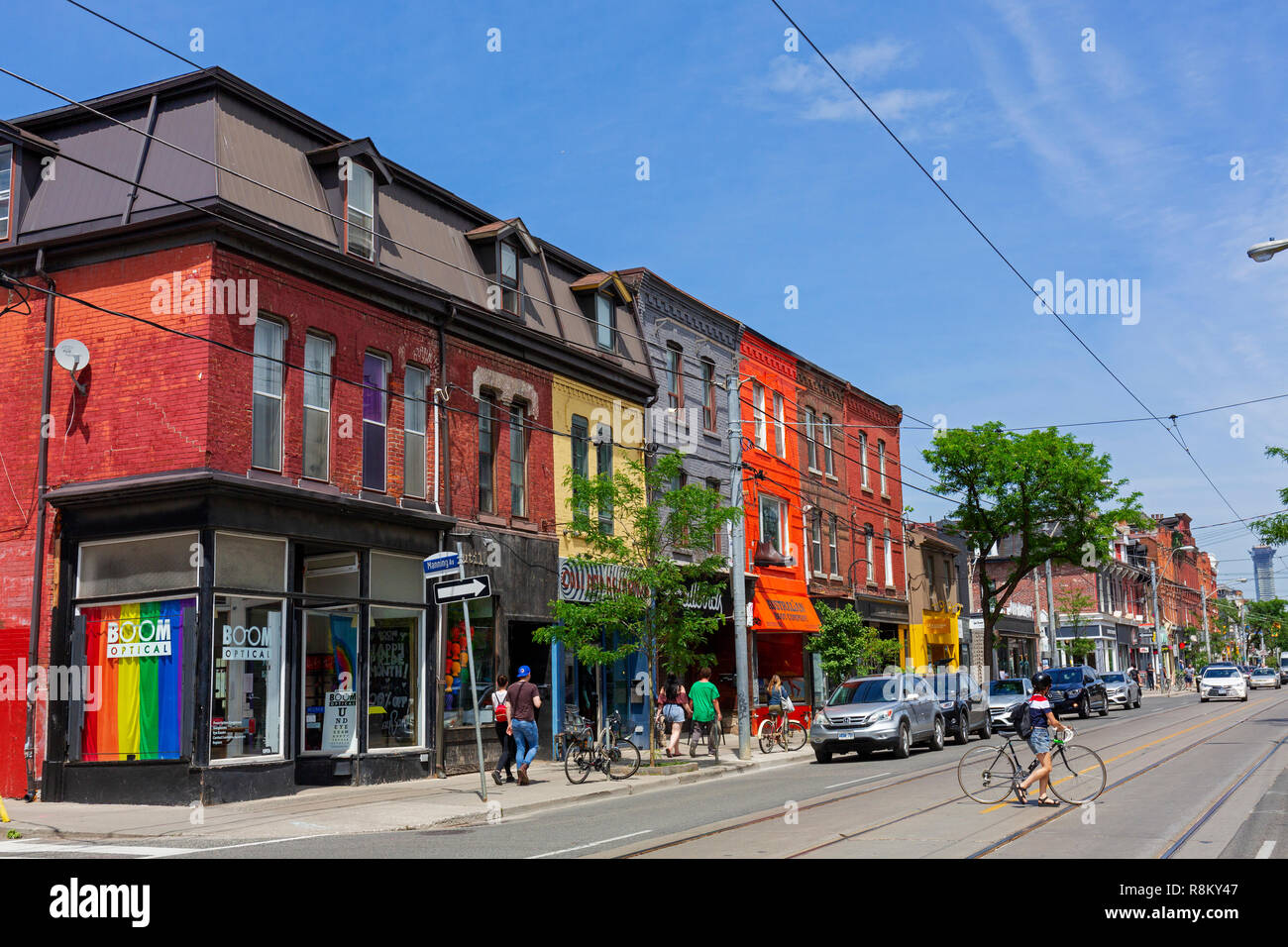 Canada, Provincia di Ontario, città di Toronto, Queen Street West, nuovo quartiere alla moda, case colorate e il ciclista Foto Stock