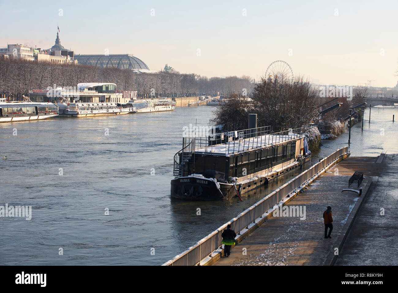 Francia, Parigi, zona elencata come patrimonio mondiale dall' UNESCO, Seine alluvione in gennaio 2018, coperta di neve allagato Expressway Riva Sinistra Foto Stock