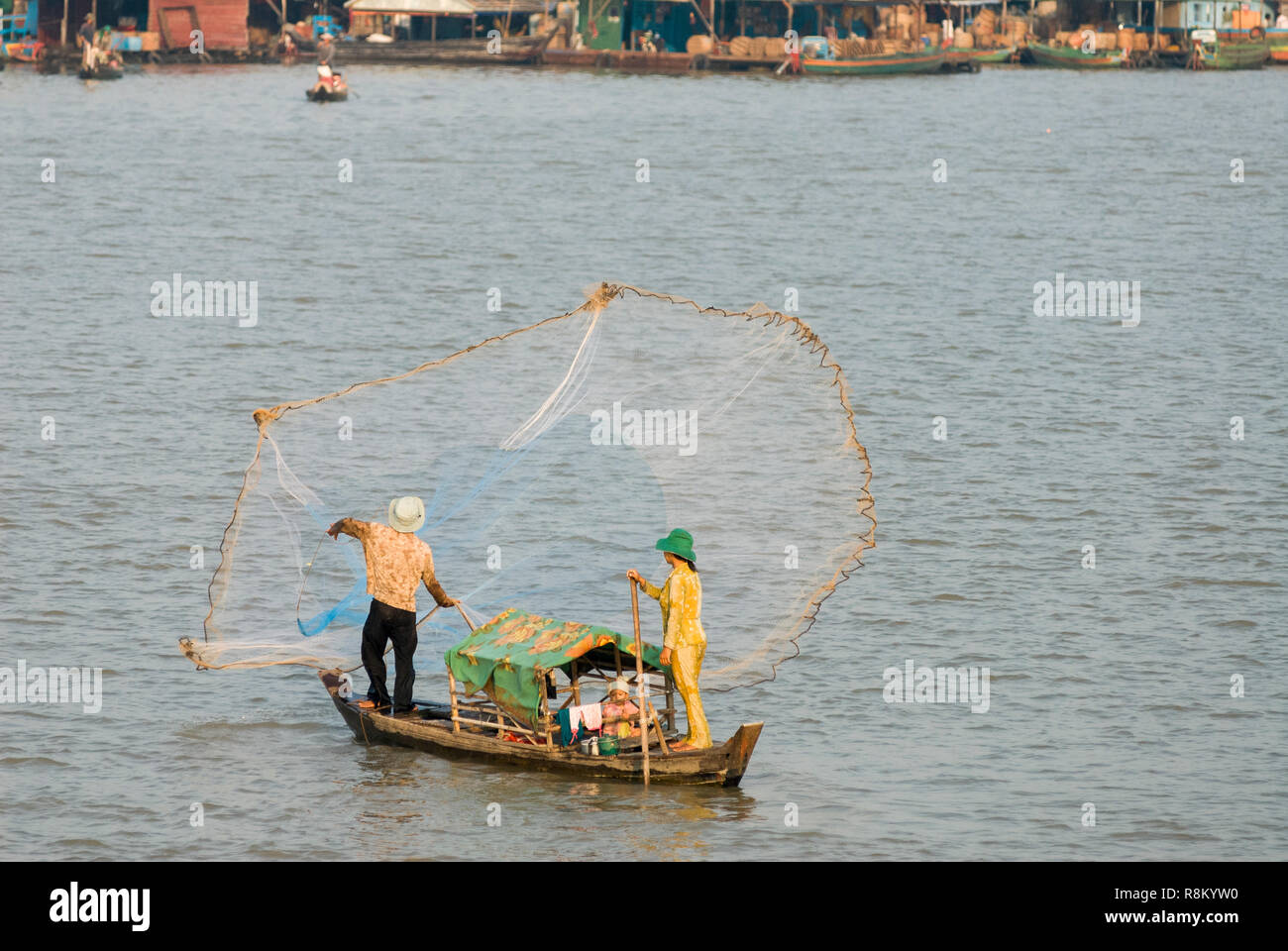 Cambogia, Kampong Chhnang, il fiume Tonle Sap, villaggio galleggiante, pesca con un cast net Foto Stock
