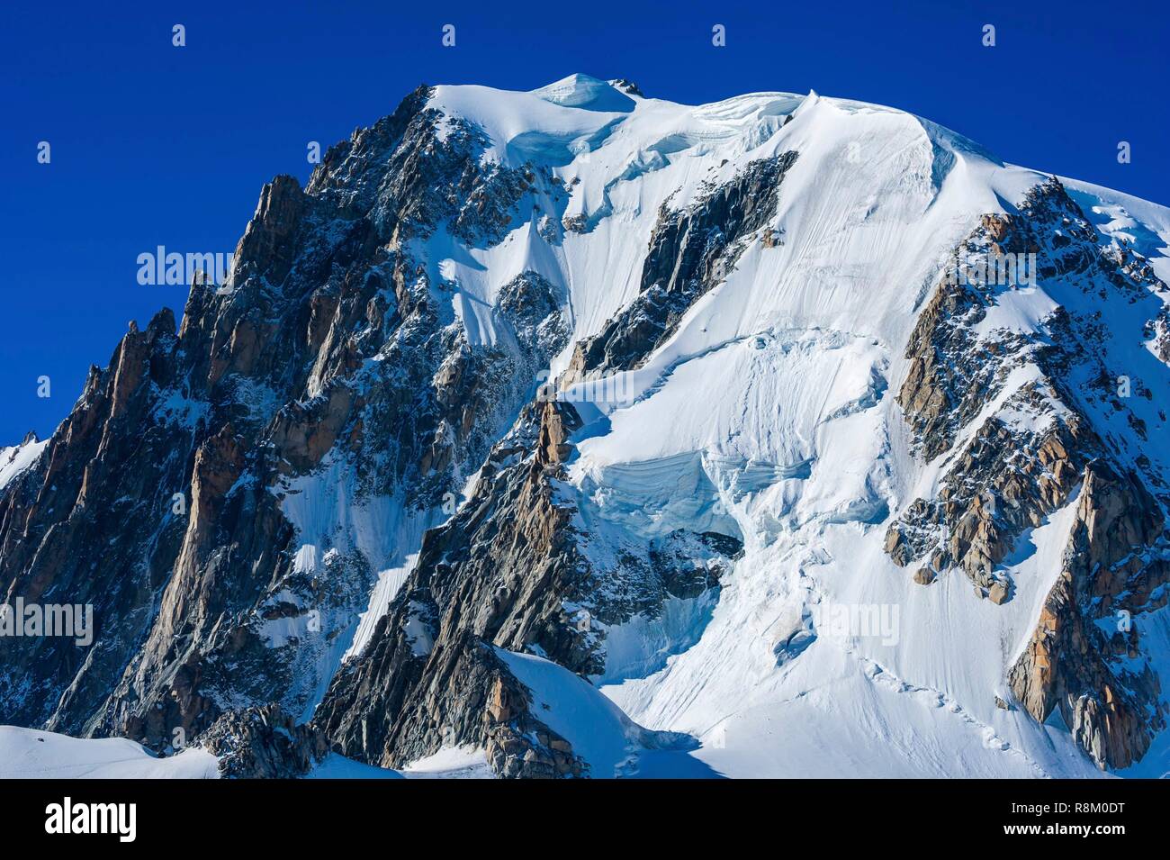 Francia, Haute-Savoie, Chamonix-Mont-Blanc e di Courmayeur, Italia, Mont Blanc du Tacul, sul versante italiano del massiccio del Monte Bianco Foto Stock