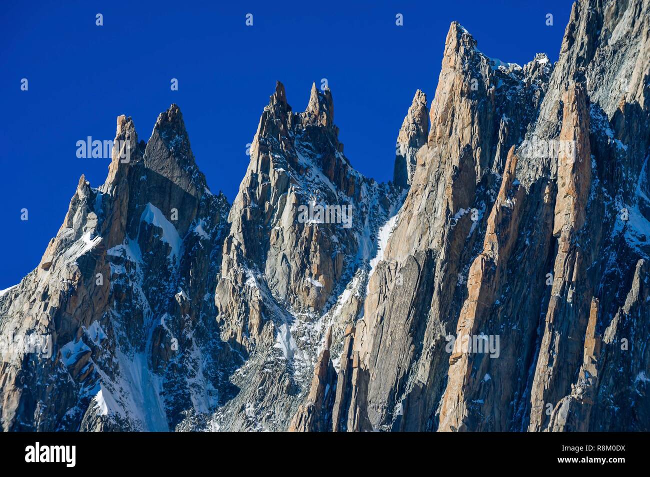Francia, Haute-Savoie, Chamonix-Mont-Blanc e di Courmayeur, Italia, aghi roccioso nel versante italiano del massiccio del Monte Bianco Foto Stock