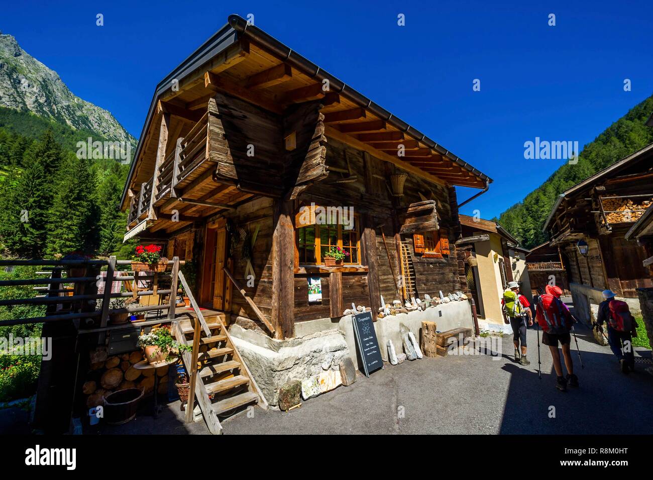 La Svizzera, Vallese, Val Ferret, Tour du Mt Blanc, tra La Fouly e Champex, Les Arlaches, raccard, o tradizionali chalet vallesana Foto Stock