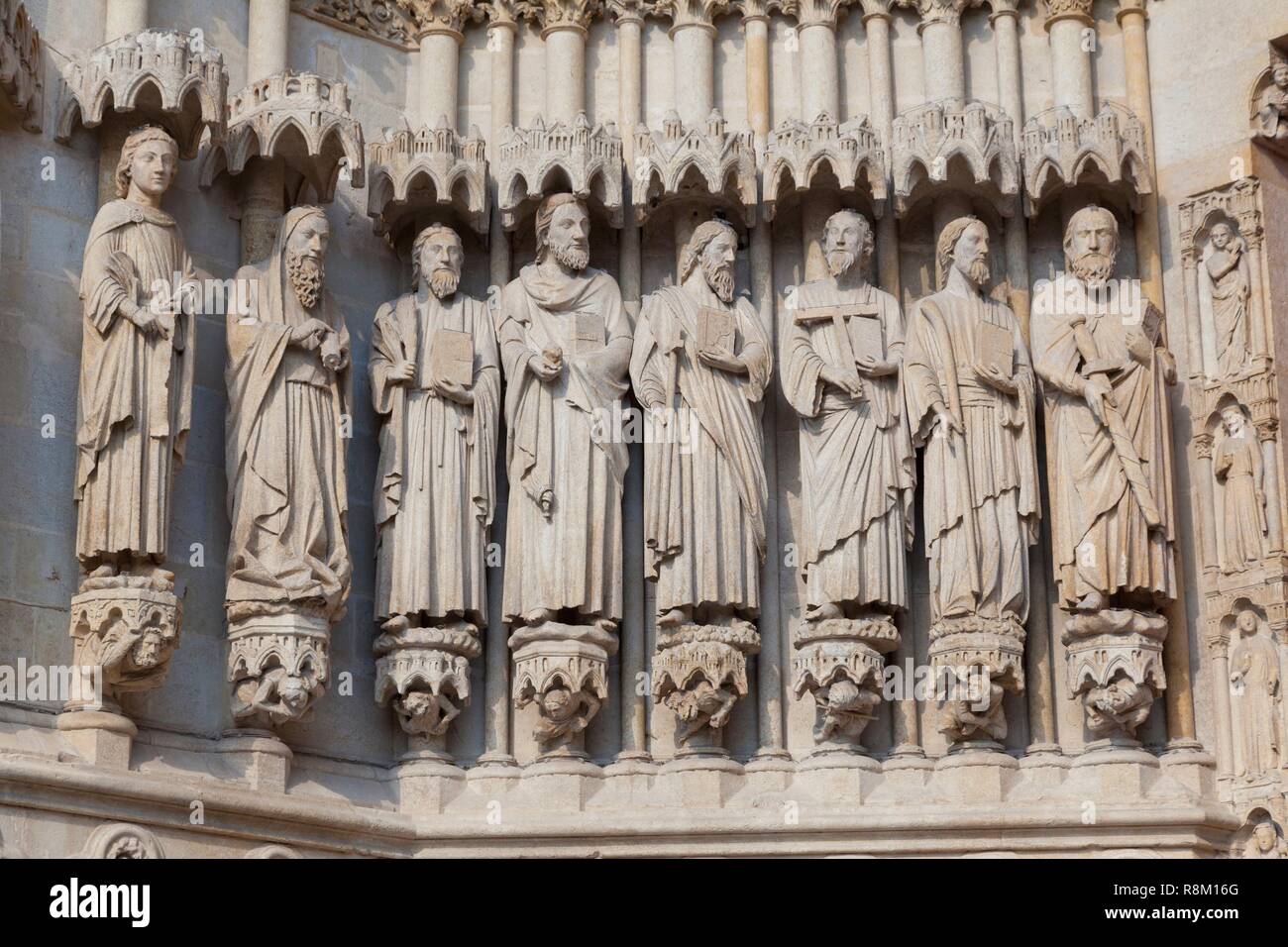 Francia, Somme, Amiens, la cattedrale di Notre Dame di Amiens elencati come patrimonio mondiale dall' UNESCO, statue a sinistra del portale del giudizio universale Foto Stock