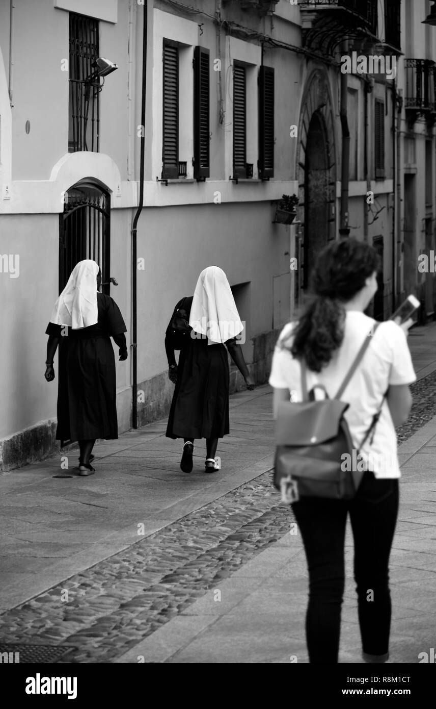 Le monache a piedi in strada Foto Stock