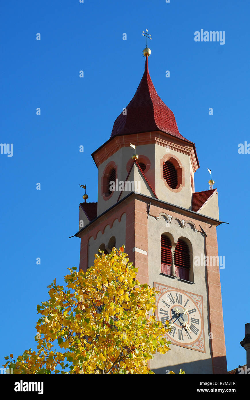 San Giovanni Battista chiesa parrocchiale di Tirolo, Italia. Tirol è un comune della provincia del sud Tirolo del nord Italia Foto Stock