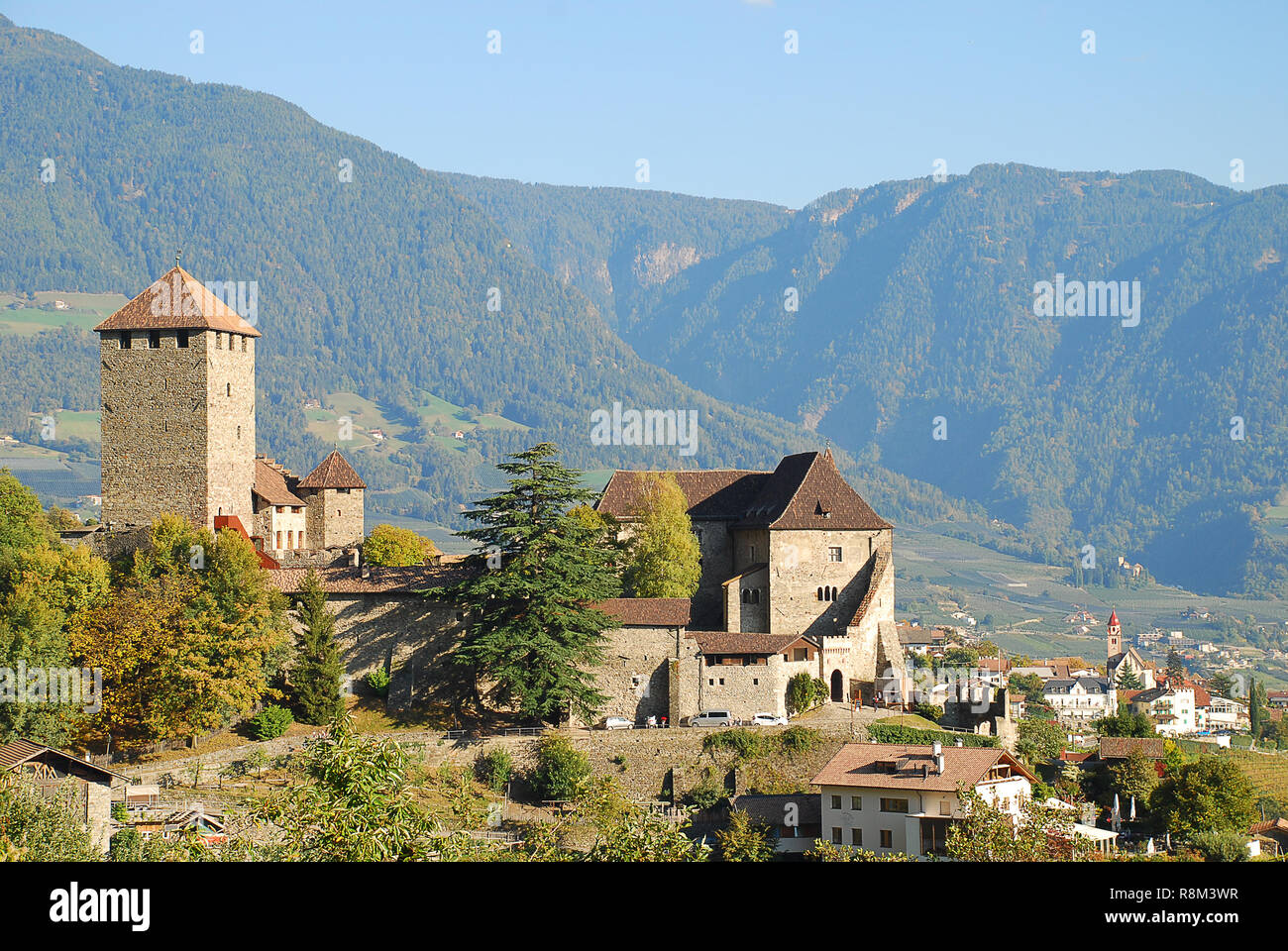 Castel Tirolo in Tirolo, Alto Adige, Italia. Castel Tirolo ospita il Museo Provinciale di Cultura e Storia provinciale Foto Stock
