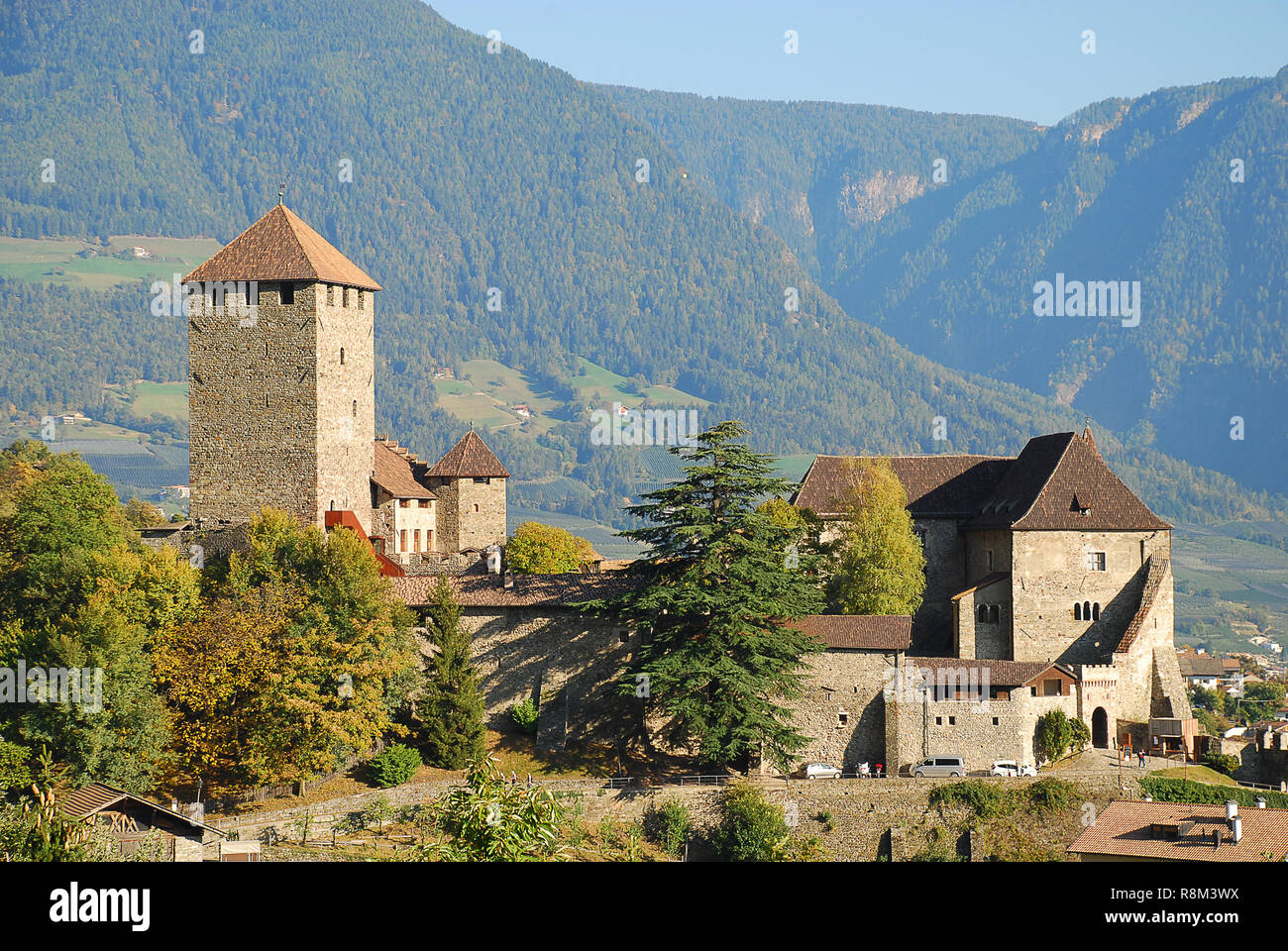 Castel Tirolo in Tirolo, Alto Adige, Italia. Castel Tirolo ospita il Museo Provinciale di Cultura e Storia provinciale Foto Stock