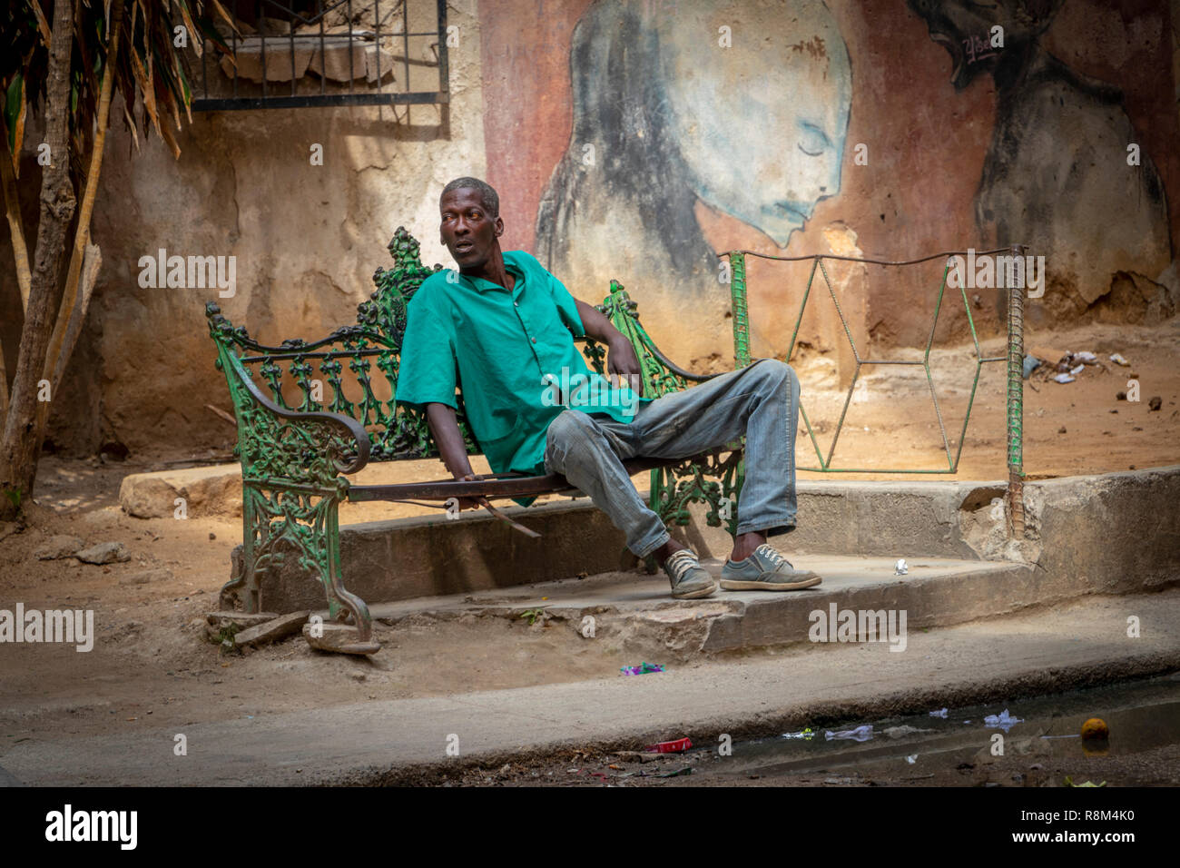 Molto vecchio uomo cubano seduta sul banco in città vecchia Havana Cuba Foto Stock