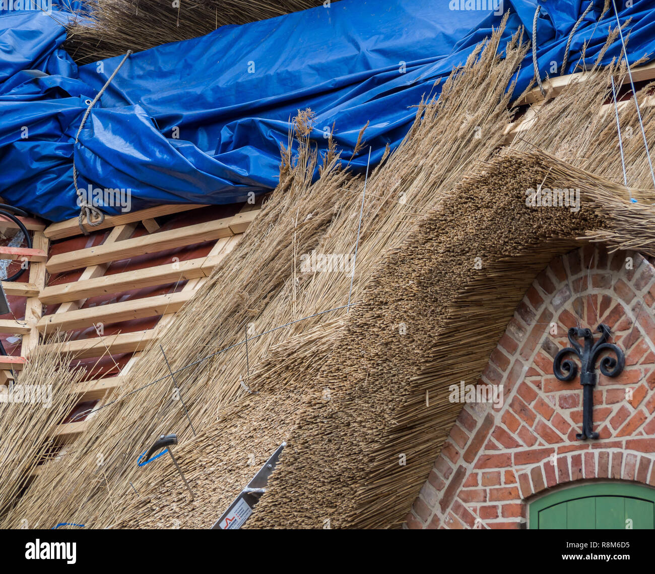 Una nuova casa di paglia è costruito Foto Stock