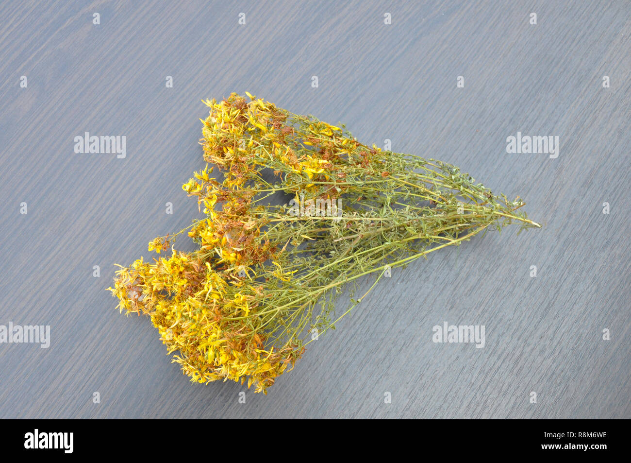 Erba di San Giovanni. Hypericum sul tavolo di close-up. Foto Stock