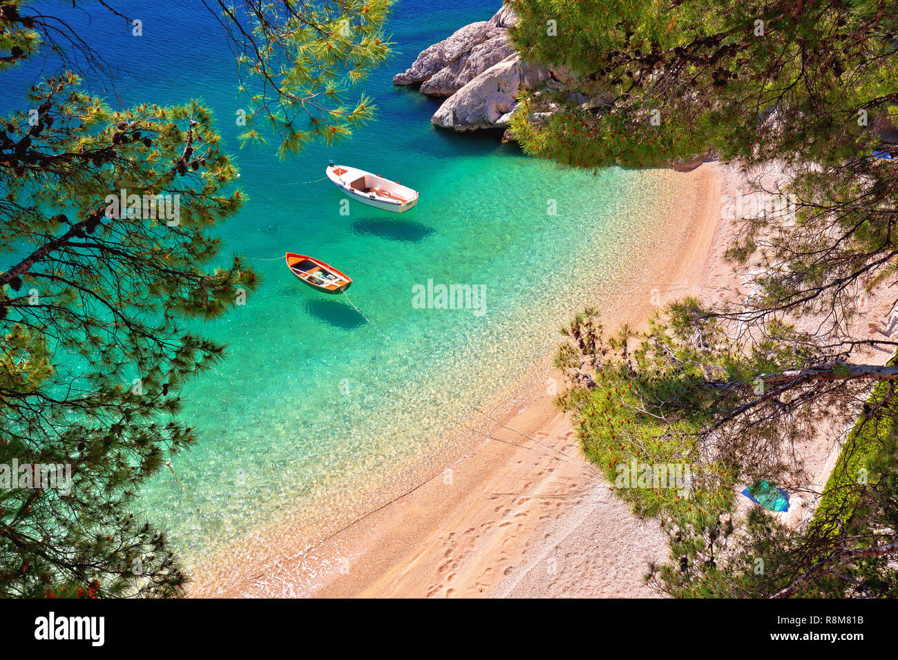 Hiden beach a Brela con barche sul mare di smeraldo vista aerea, Makarska riviera della Dalmazia, Croazia Foto Stock