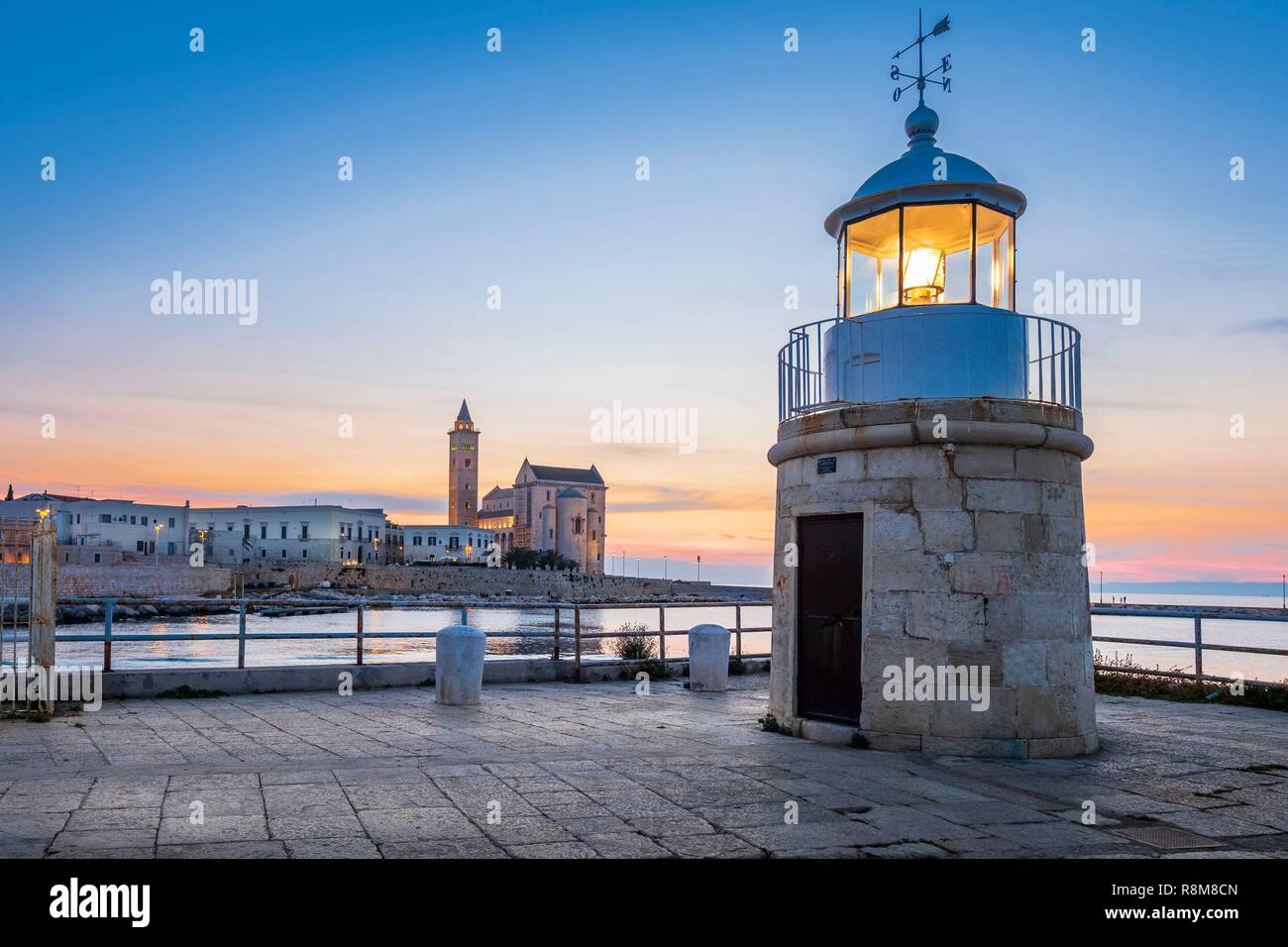 L'Italia, Puglia, Trani, il faro del porto e di San Nicola Pellegrino (Cattedrale o Duomo) fondata alla fine del XI secolo con un pugliese di architettura romanica Foto Stock