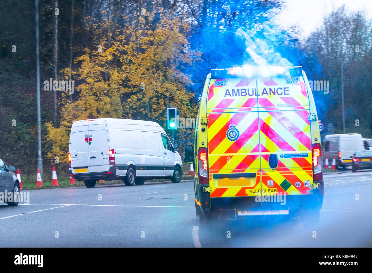 Ambulanza di emergenza accelerando con luci blu su UK NHS Foto Stock