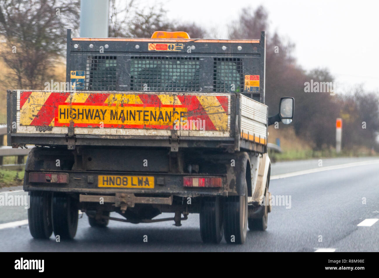 Costruzione Van con strisce di visibilità e luci su AUTOSTRADA, AUTOSTRADA Foto Stock