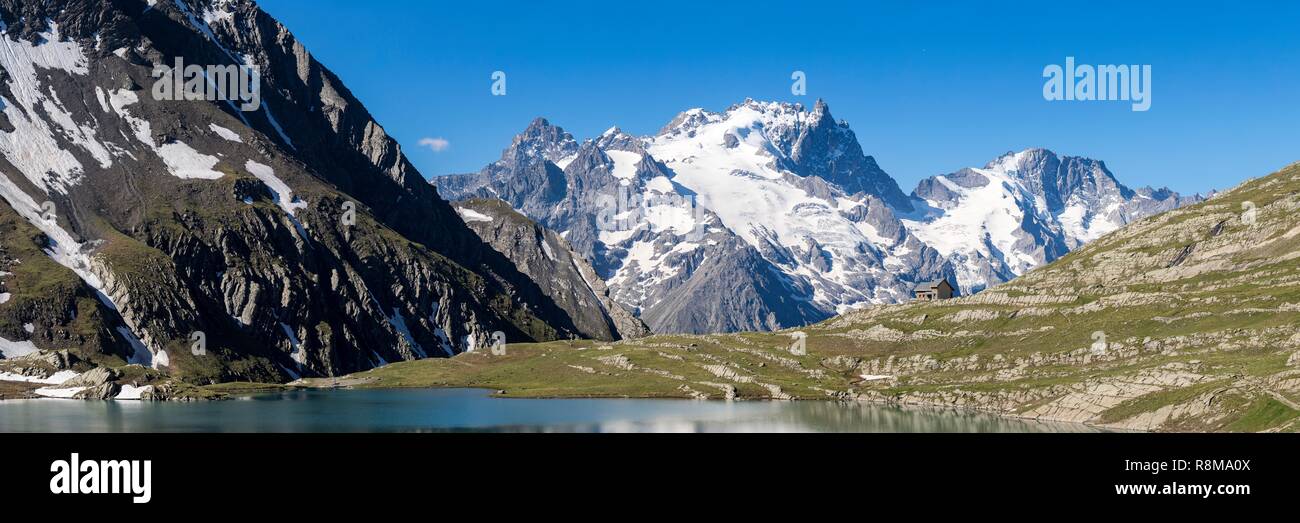 Francia, Hautes Alpes, Parco Nazionale degli Ecrins, il lago Goleon (2438 m) nel massiccio dell'Oisans con la Meije e il Râteau (3809m) in background Foto Stock