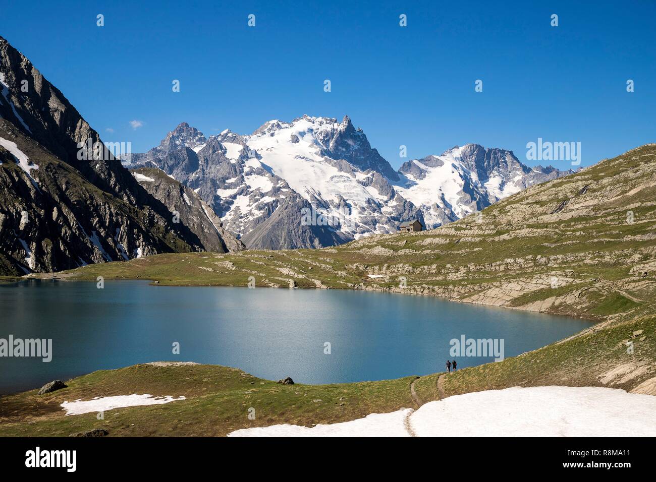 Francia, Hautes Alpes, Parco Nazionale degli Ecrins, il lago Goleon (2438 m) nel massiccio dell'Oisans con la Meije e il Râteau (3809m) in background Foto Stock