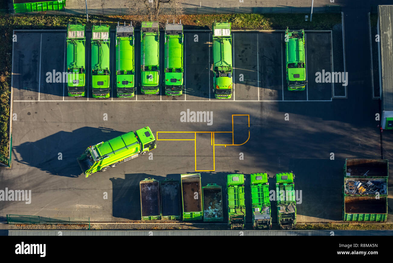 Luftbild, verde per la raccolta di rifiuti, veicoli Müööfahrzeuge, contenitori di rifiuti, STL Stadtreinigungs-, di trasporto e di costruzione Lüdenscheid, Stadtreinigu Foto Stock