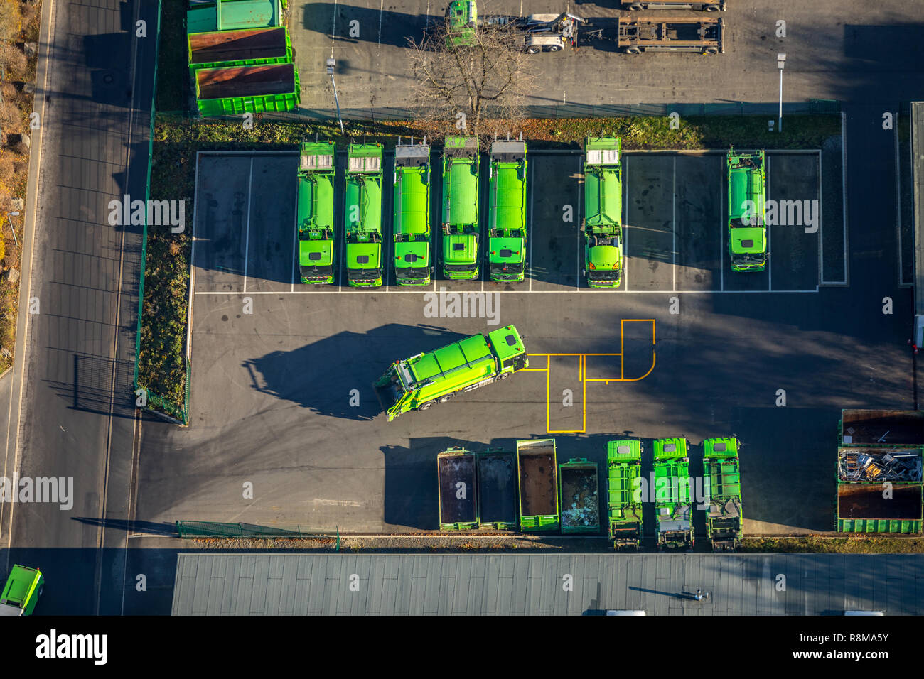 Luftbild, verde per la raccolta di rifiuti, veicoli Müööfahrzeuge, contenitori di rifiuti, STL Stadtreinigungs-, di trasporto e di costruzione Lüdenscheid, Stadtreinigu Foto Stock