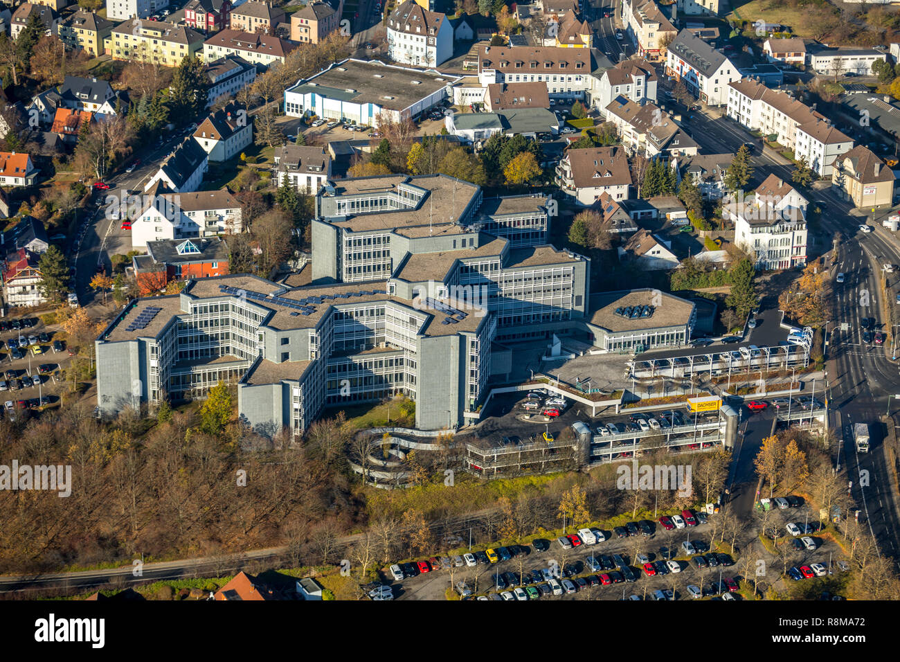 Vista aerea, Kreishaus Lüdenscheid, Kreishaus car park, Lösbacher Landstraße, Grünewald Lüdenscheid, Sauerland, Märkischer Kreis, Nord Rhine-Westpha Foto Stock