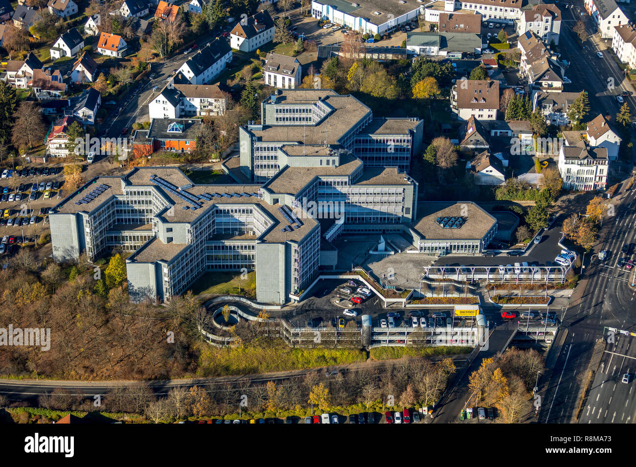 Vista aerea, Kreishaus Lüdenscheid, Kreishaus car park, Lösbacher Landstraße, Grünewald Lüdenscheid, Sauerland, Märkischer Kreis, Nord Rhine-Westpha Foto Stock