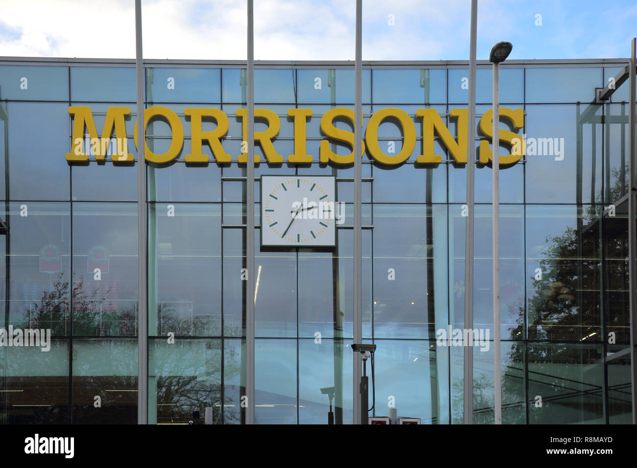 Al di fuori di morrisons supermercato in crawley town center west sussex Foto Stock