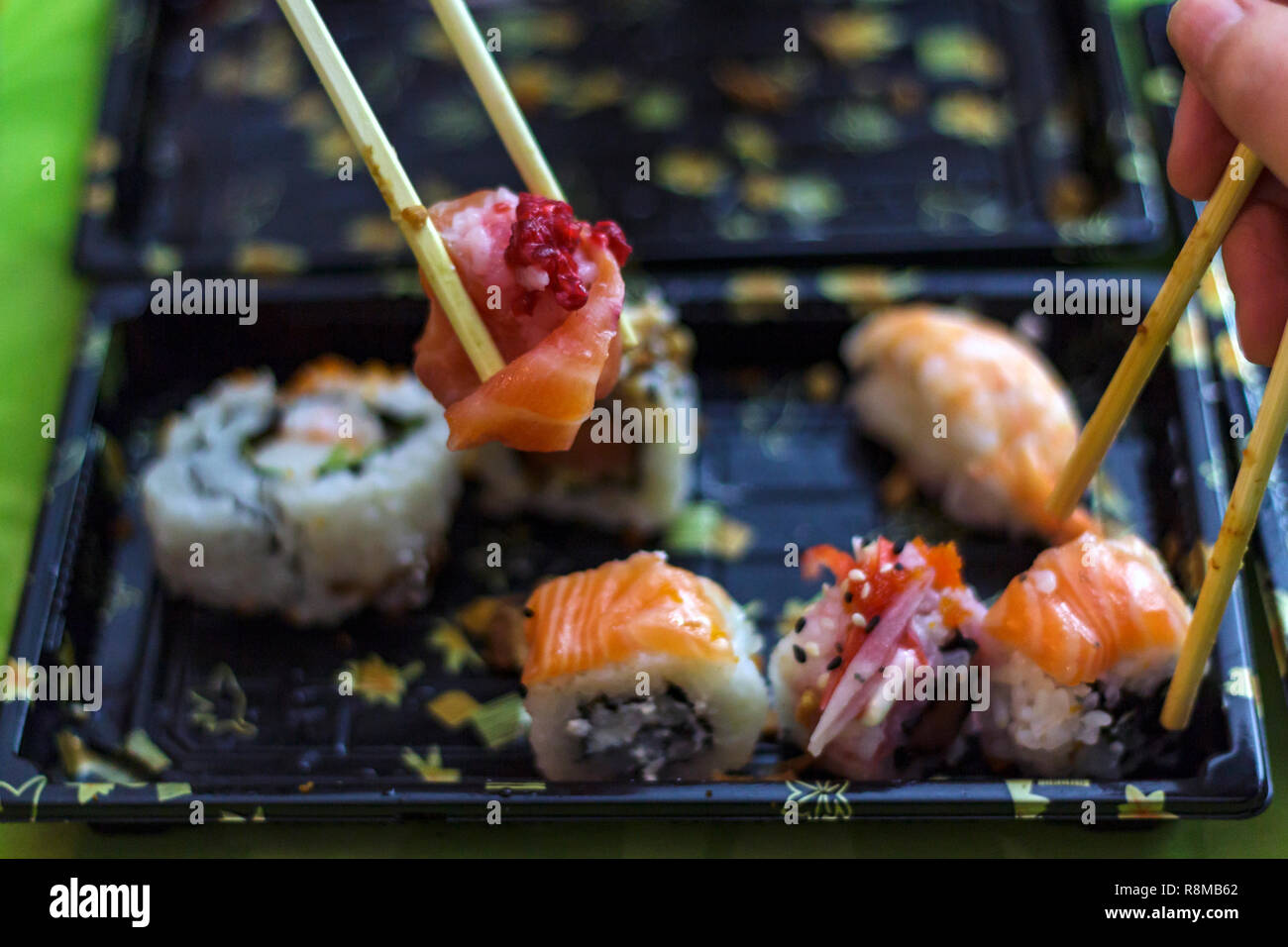 Mangiare Sushi con bacchette allo stesso tempo Foto Stock