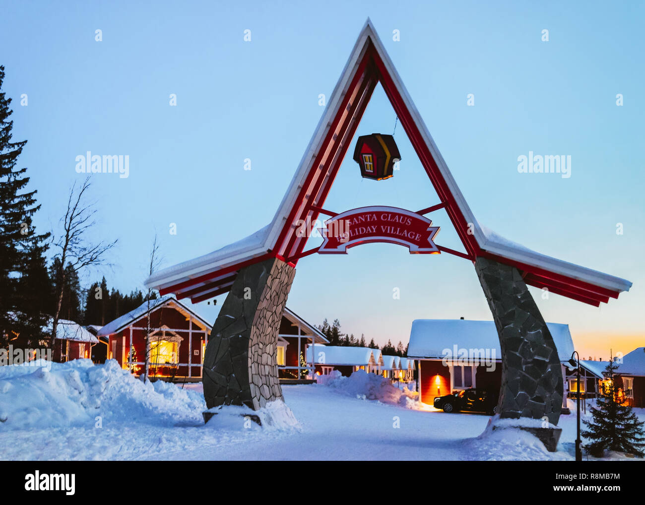 Rovaniemi, Finlandia - 5 Marzo 2017: cancello di ingresso in Santa Claus Holiday Village Case. La Lapponia, Finlandia, sul Circolo Polare Artico in inverno. Dopo il tramonto Foto Stock