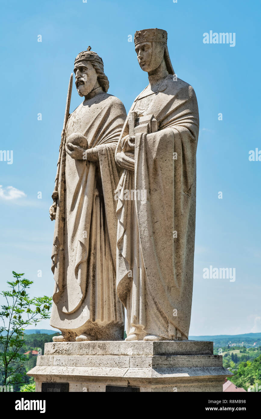 Alla fine della strada del castello (Var utca) sono le statue di santo Stefano e di sua moglie Gisella di Baviera, Veszprem, oltre Danubio Centrale, Ungheria, Europa Foto Stock
