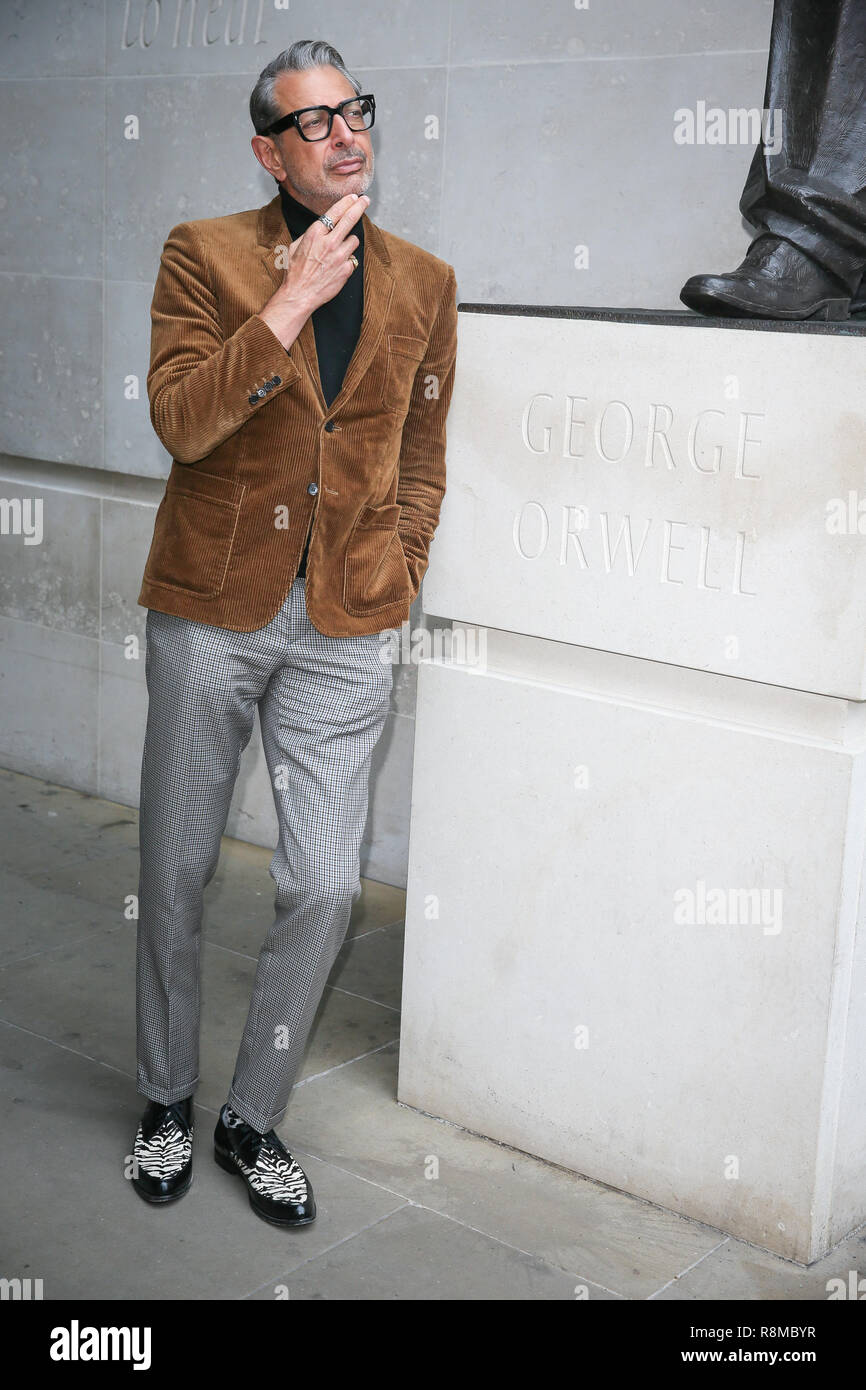 Jeff Goldblum prende un momento a riflettere accanto alla George Orwell statua al di fuori della BBC Radio Studios - Londra dotata: Jeff Goldblum dove: Londra, Regno Unito quando: 15 Nov 2018 Credit: WENN.com Foto Stock