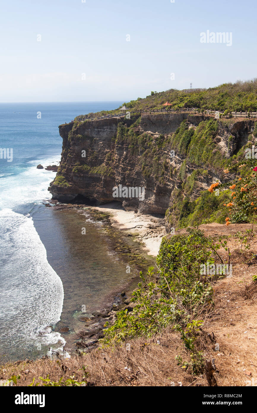 Le scogliere e il mare vicino Tempio di Uluwatu di Bali, Indonesia. Foto Stock
