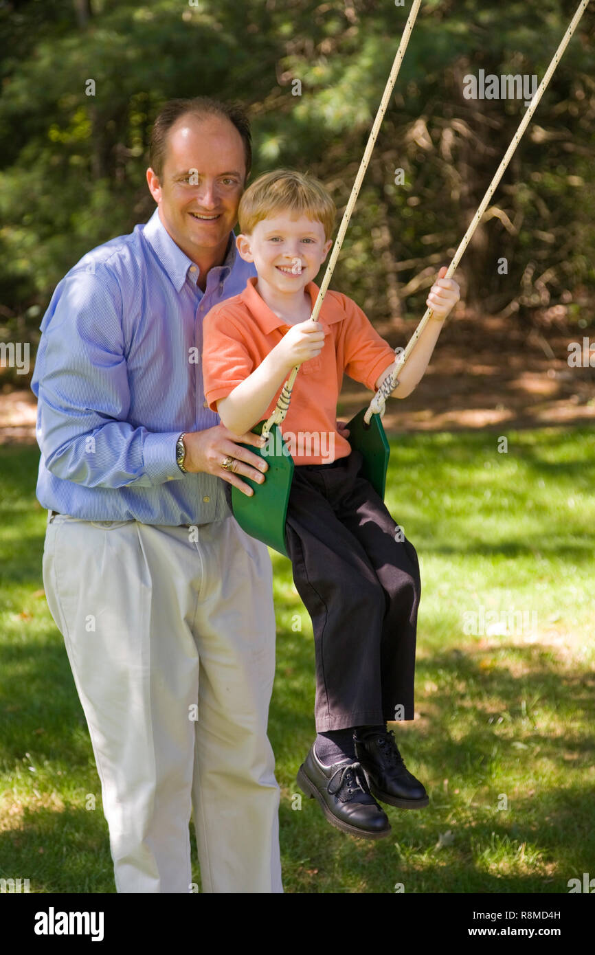 E per il divertimento di tutta la famiglia su un cortile swing, USA (parte di una serie) Foto Stock