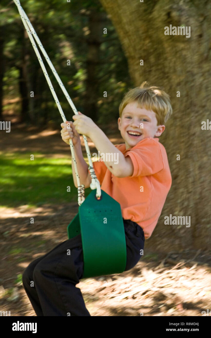E per il divertimento di tutta la famiglia su un cortile swing, USA (parte di una serie) Foto Stock