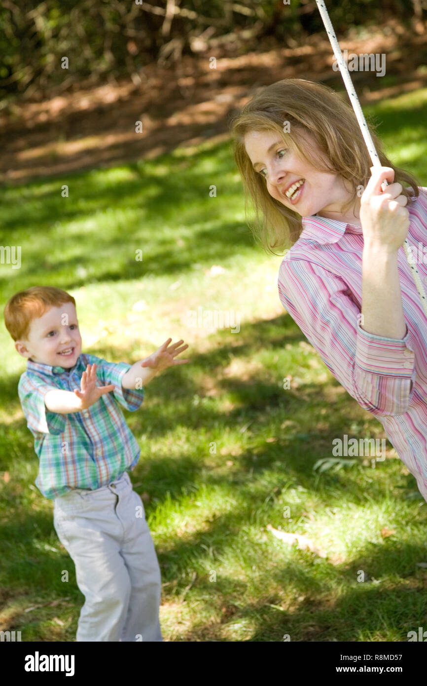 E per il divertimento di tutta la famiglia su un cortile swing, USA (parte di una serie) Foto Stock