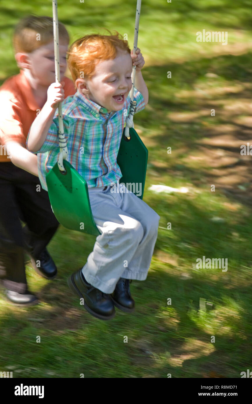 E per il divertimento di tutta la famiglia su un cortile swing, USA (parte di una serie) Foto Stock