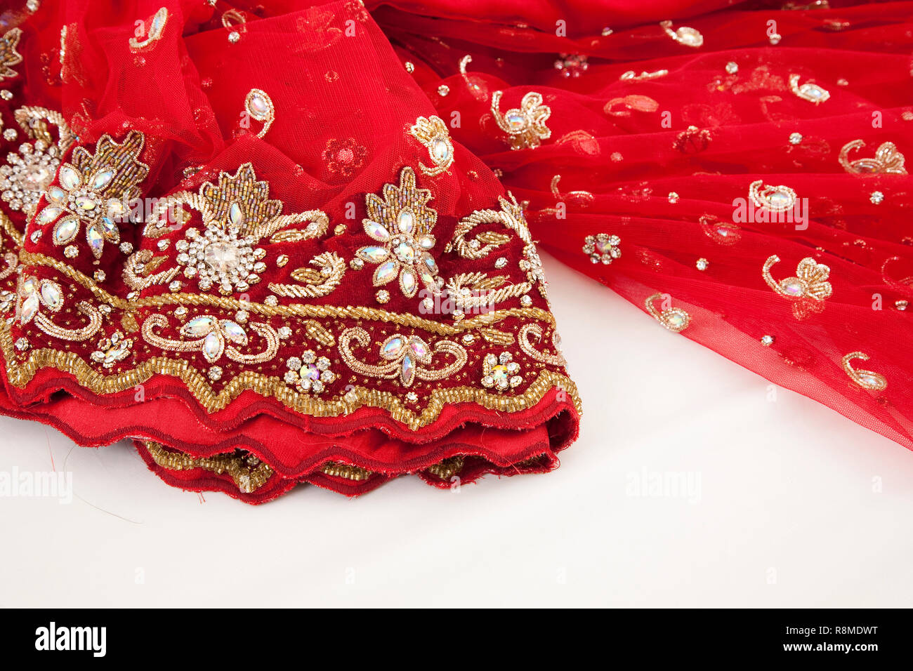 Red Wedding Saree con ricamo dettagliata Foto Stock