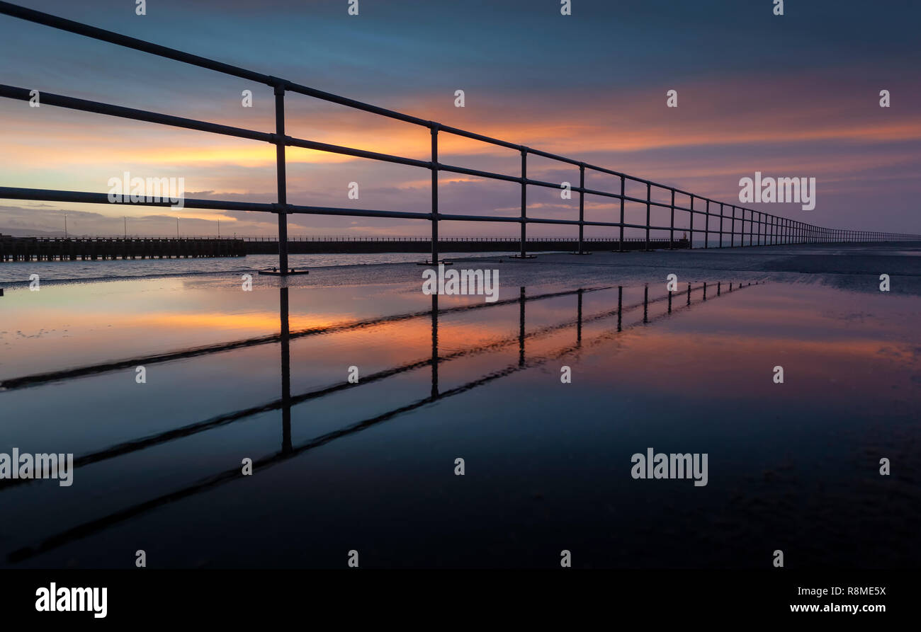 Sunrise a Swansea West Pier Foto Stock