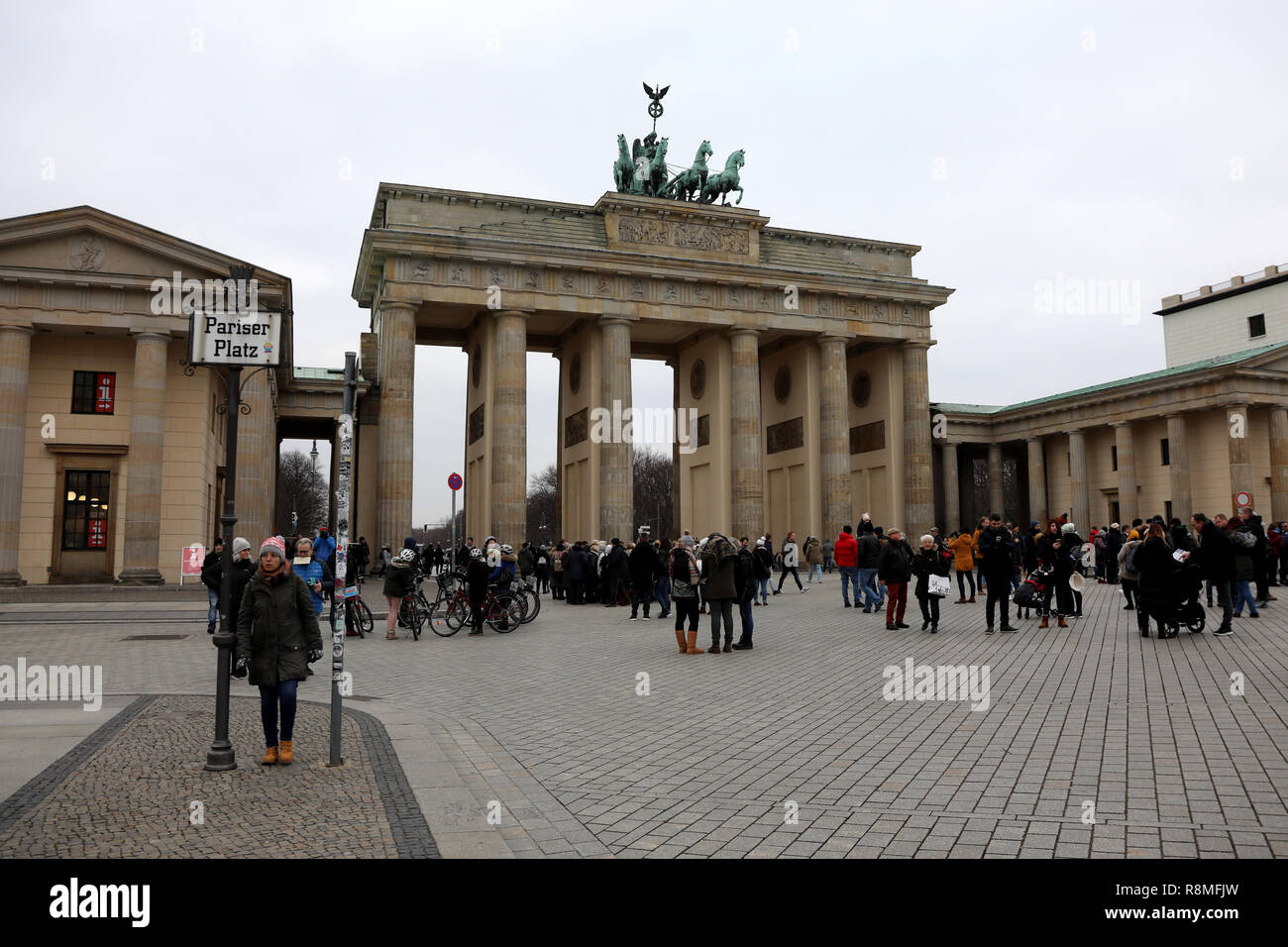 Berlino / Germania - 15 dicembre 2018: i turisti a piedi attraverso e attorno alla Porta di Brandeburgo sulla Unter den Linden di Berlino Foto Stock