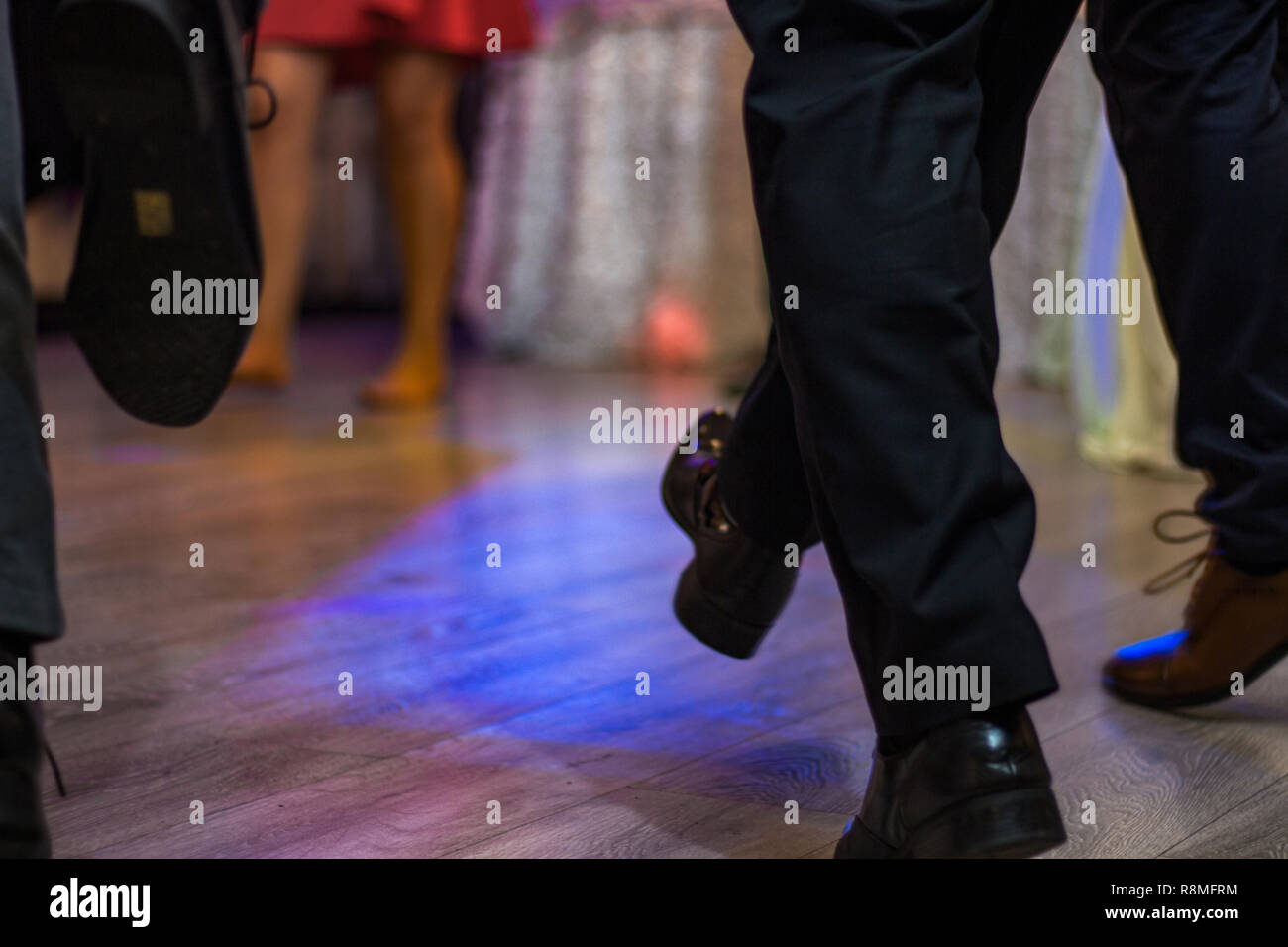 La gente ballare i piedi sul pavimento Foto Stock