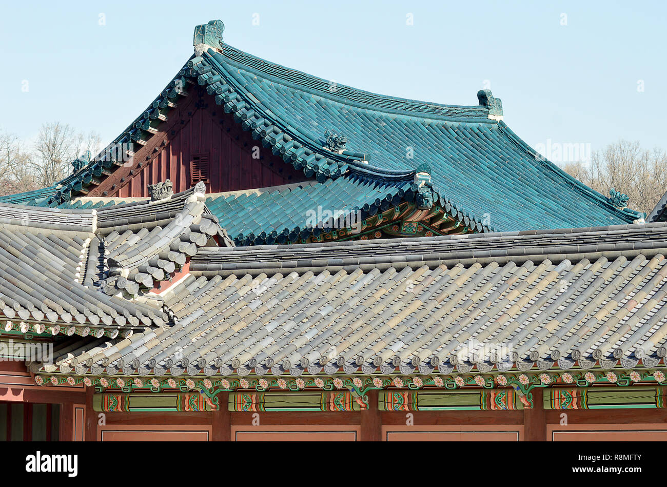 Tetti Hipped, piastrelle e la decorazione, tipico coreano sontuosa architettura presso il Palazzo di Changdeok, Seul. Corea Foto Stock