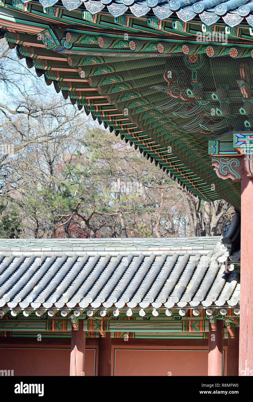 Tetti Hipped, piastrelle e la decorazione, tipico coreano sontuosa architettura al palazzo di Changdeokgung, Seul. Corea Foto Stock
