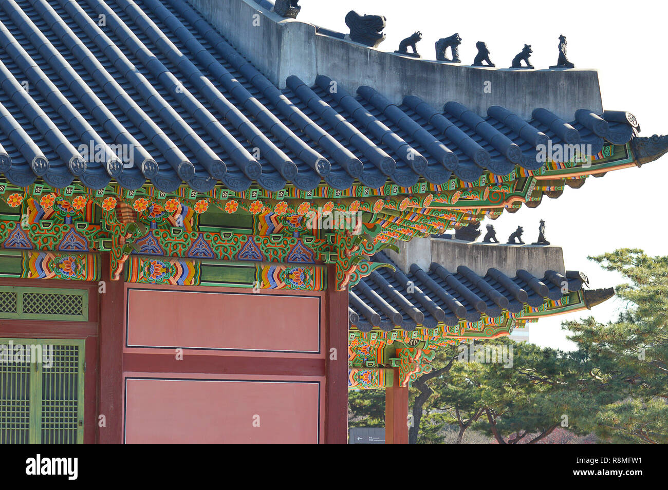 Tetti Hipped, piastrelle, decorazioni dipinte e eremiti, i monaci e i mostri sul tetto come custodi, tipico coreano sontuosa architettura a Changdeokg Foto Stock