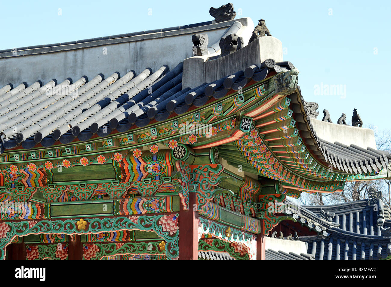 Tetti Hipped, piastrelle, decorazioni dipinte e eremiti, i monaci e i mostri sul tetto come custodi, tipico coreano sontuosa architettura a Changdeokg Foto Stock