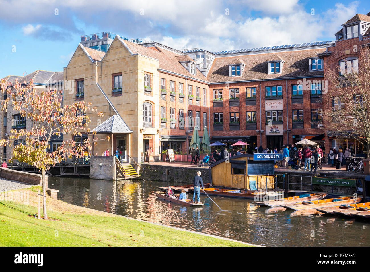 Cambridge, Regno Unito - Ottobre 2018. Scudamore banchina della stazione Punting con turisti punting sul fiume Cam, vista da con Magdalene College giardino. Foto Stock