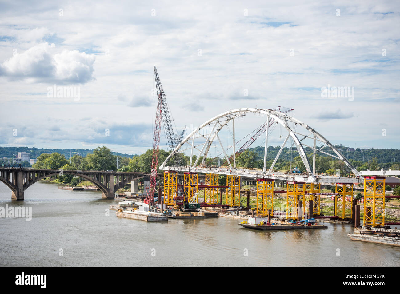 Costruzione del Broadway ponte che attraversa il fiume Arkansas a Little Rock Foto Stock